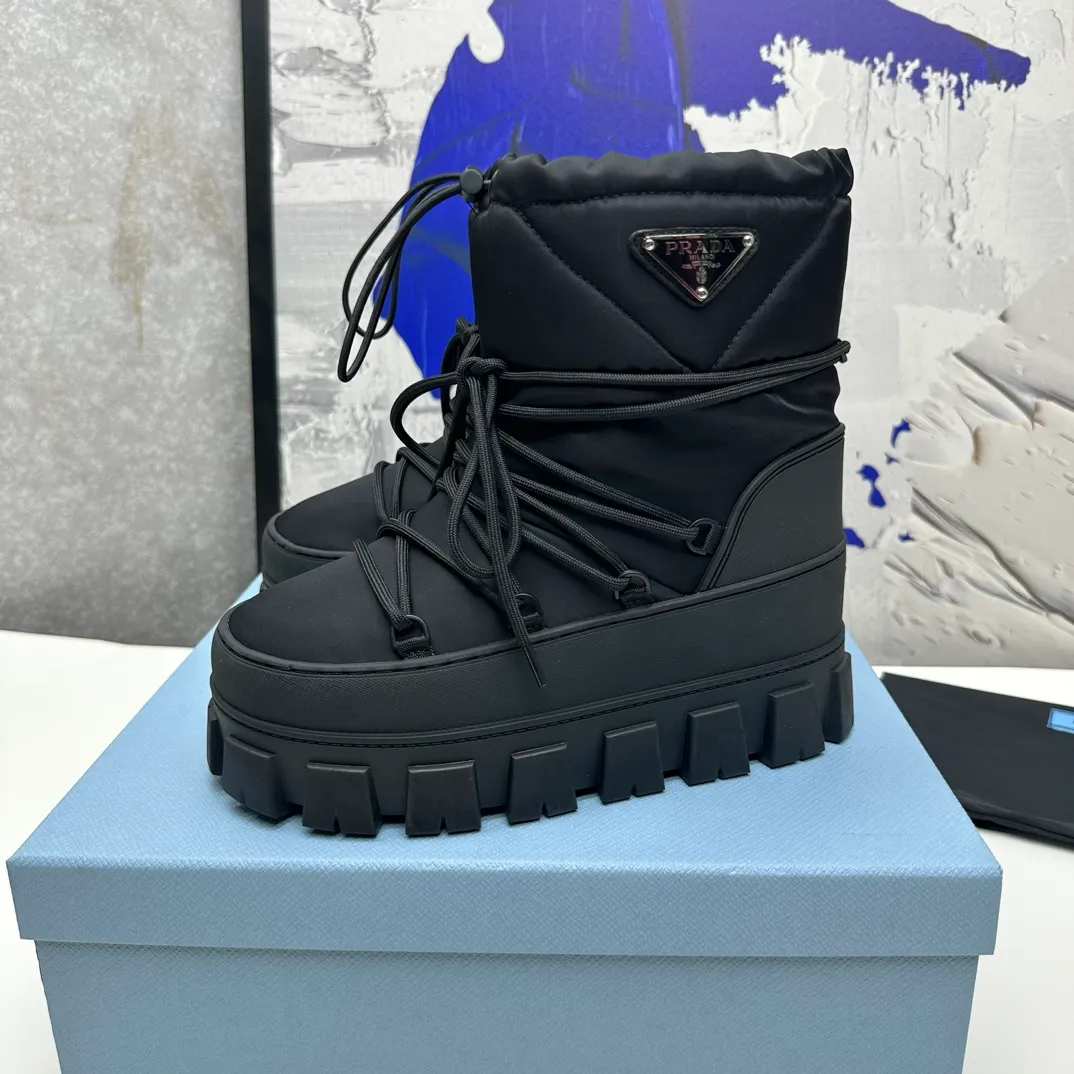 👟👟Ex-factory price 660👟👟 The highest version on the market, Prada's king style, snow boots, ski boots, chubby, so cute and cute →_→ From the Prada limited series, unique. Shiny nylon Oblique upper with criss-cross straps for an ideal fit. The boots are made of technical fabric and have a short-cut version. They can be worn in the city or in the mountains. They make the calves slimmer, taller, warmer and have a concave shape. The boots and soles use the original waterproof effect. The size is 35-40. 41Customized